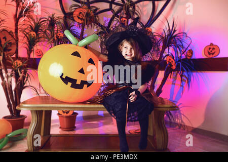 Funny bambina in un costume di Halloween Foto Stock