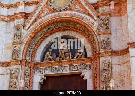 Elementi architettonici e decorativi della parte esterna della cattedrale di San Pietro a Bologna, Italia Foto Stock