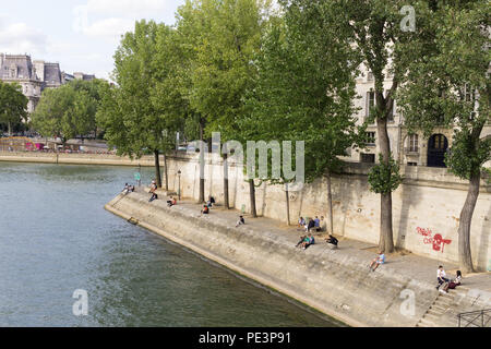 Paris Seine park - la gente si vede dal Pont de Marie bridge, relax al Parc des Rives de Seine a Parigi, in Francia, in Europa Foto Stock