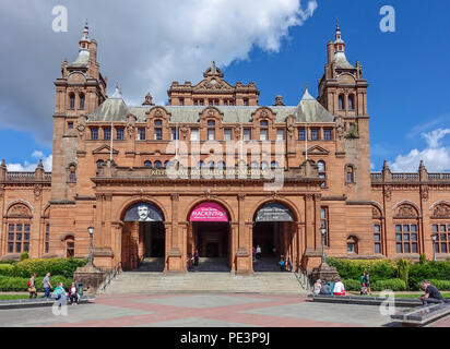 Facciata di Kelvingrove Art Gallery and Museum di Argyle Street Glasgow con la pubblicità e la promozione di Charles Rennie Mackintosh exhibition 2018 Foto Stock