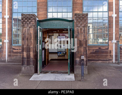 Neonati entrata di Charles Rennie Mackintosh progettato Scotland Street School (ora museo) in Scozia Street Glasgow Scotland Regno Unito Foto Stock