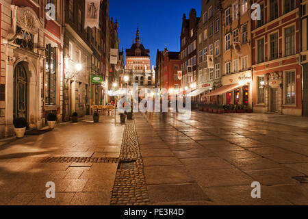 Corsia lunga strada di notte nella Città Vecchia di Danzica città in Polonia, Europa, vista verso il Golden Gate e la torre della prigione Foto Stock