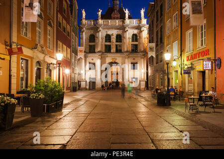 Golden Gate e Long Lane street di notte nella Città Vecchia di Danzica città in Polonia, Europa Foto Stock