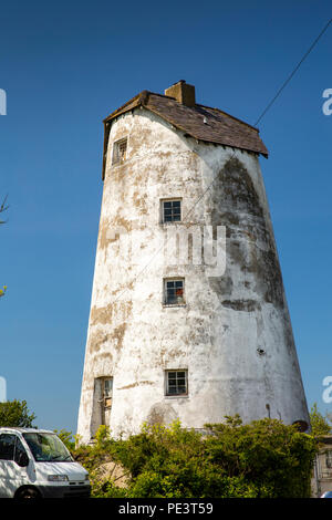 Nel Regno Unito, in Galles, Anglesey, Cemaes, vecchio mulino a vento hillop convertito in casa Foto Stock