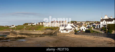 Nel Regno Unito, in Galles, Anglesey, Cemaes, case sul lungomare con la bassa marea, panoramica Foto Stock