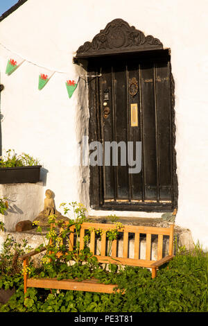 Nel Regno Unito, in Galles, Anglesey, Cemaes, antico casolare portale con decorazioni scolpite da barca al di sopra Foto Stock