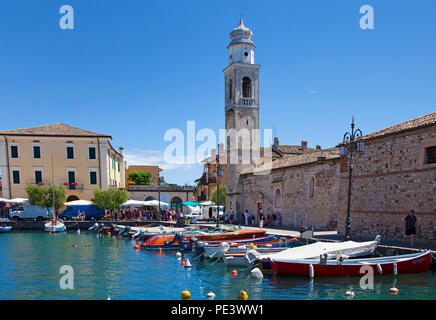 Imbarcazioni presso il porto, San Nicolo chiesa, Lazise, sul lago di Garda, provincia di Verona, Italia Foto Stock