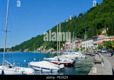 Il lungomare e il porto di Toscolano-Maderno, Provincia Brescia Lago di Garda Lombardia, Italia Foto Stock