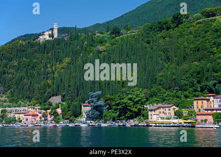 Il lungomare e il porto di Toscolano-Maderno, Provincia Brescia Lago di Garda Lombardia, Italia Foto Stock