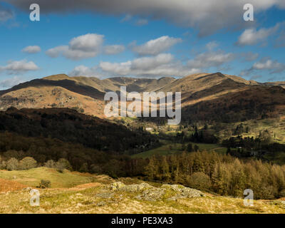 Il Fairfield Horseshoe visto da Loughrigg cadde. Foto Stock