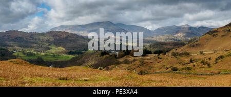 Una vista del Fairfield horseshoe da Loughrigg cadde. Foto Stock