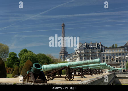 La Torre Eiffel shot da varie posizioni e angolazioni con primi piani e riprese di lunga durata, Parigi, Francia. Foto Stock
