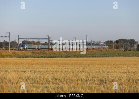 Prima Great Western Railway classe 800 modalità bi Hitachi treni IEP a Cholsey (est di Didcot) su la elettrificata Great Western Main Line Foto Stock