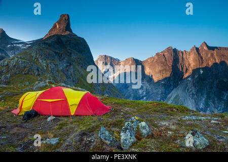 Tenda sotto la montagna Romsdalshorn (in alto a sinistra) in Romsdalen, Møre og Romsdal, Norvegia. Foto Stock