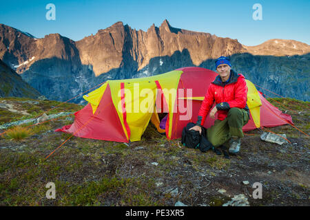 Fotografo Outdoor Øyvind Martinsen con la sua tenda sul monte Litlefjellet in Romsdalen, Møre og Romsdal, Norvegia. Foto Stock