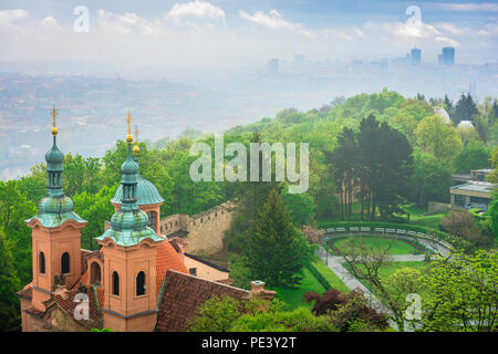 Petrin Hill Praga, veduta aerea della chiesa di San Lorenzo a Petrin Hill visto contro lo sfondo della Nebbia avvolta Nove Mesto district, Praga. Foto Stock
