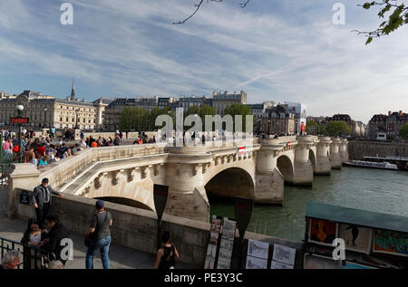 Il Pont Neuf ("Nuovo ponte") è il più antico ponte che attraversa il fiume Senna a Parigi, Francia. Foto Stock