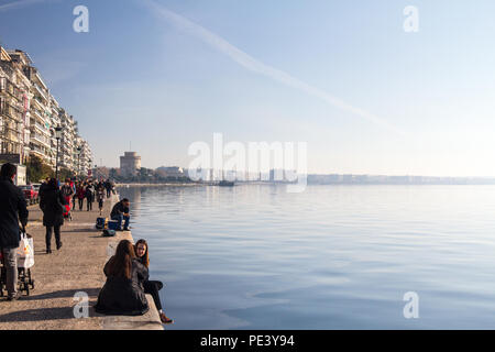 Salonicco, Grecia - 24 dicembre 2015: Torre Bianca visto dal lungomare di Salonicco (Vittoria avenue, aka Nikis). La Torre Bianca è uno dei Thessanol Foto Stock