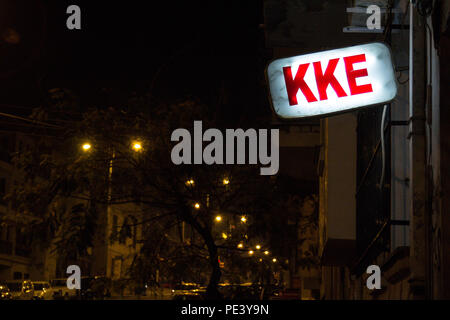 Salonicco, Grecia - 24 dicembre 2015: KKE logo sul loro ufficio locale in alto a Salonicco. KKE è il marxista leninista del Partito comunista di Grecia Foto Stock