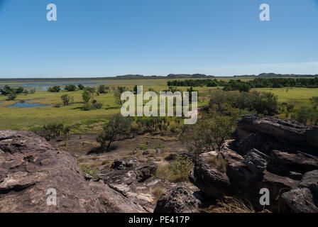 Il viewsfrom Nourlangie Rock, il Parco Nazionale Kakadu, Territori del Nord, Australia Foto Stock