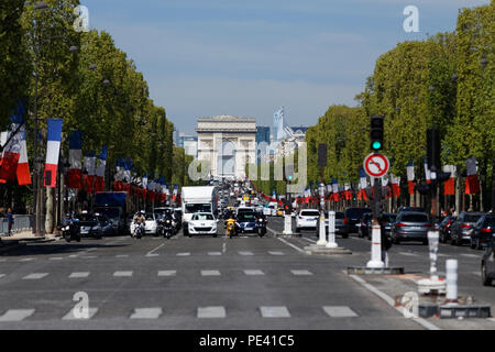 Unità di traffico lungo gli Champs Elysees con l'Arc de Triomphe. Il Champs Elysees è la più famosa strada di Parigi. Foto Stock