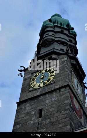Vista ad angolo basso dello Stadtturm o della Torre della Città (1442 - 1450), la storica Orologio e meridiana nella Città Vecchia, Innsbruck, Tirolo, Austria, Europa Foto Stock