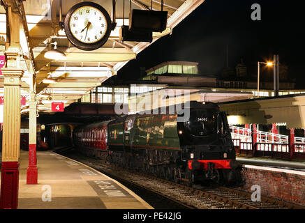 Pozzetti 34092 pause a Keighley sul KWVR Foto Stock