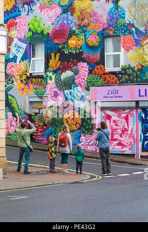 Visitatori prende le foto di Louis Masai della splendida arte di strada raffigurante l'inquinamento in plastica e le barriere coralline di morire in giù a North Street, Bristol nel mese di agosto Foto Stock