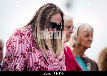 Omagh bomb survivor Donna Marie McGillion presso un inter-confessionale il servizio presso il Memorial Gardens in Omagh per ricordare il bombardamento a Omagh ormai da vent'anni. Foto Stock