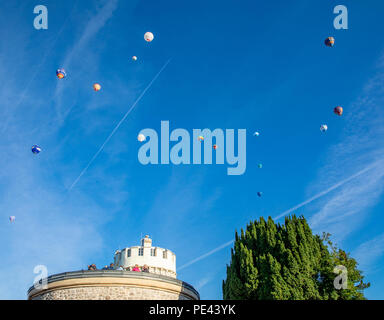 I palloni ad aria calda drifting oltre l'Osservatorio di Clifton Bristol REGNO UNITO durante l annuale Bristol Balloon Fiesta Foto Stock