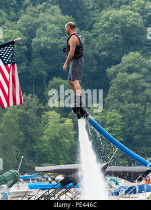 Uomo a cavallo di un hydroflight x-board sul lago Foto Stock