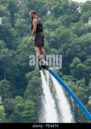 Uomo a cavallo di un hydroflight x-board sul lago Foto Stock