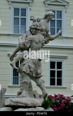 Scultura di un uomo e di una donna di Ottavio Motto datata 1690, scena della mitologia greca, Giardini del Palazzo Mirabell, Palazzo, Salisburgo, Austria, Europa Foto Stock