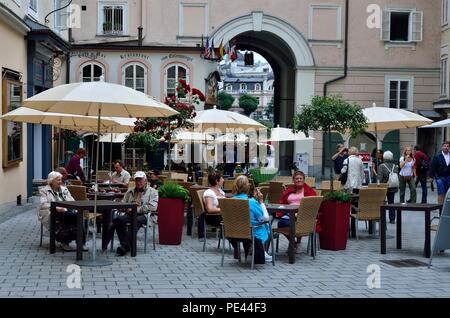 Una vista di un caffè in un pomeriggio pigro nella famosa Getreidegasse, accanto al luogo di nascita di Mozart nella Altstadt (Città Vecchia) di Salisburgo, Austria Foto Stock