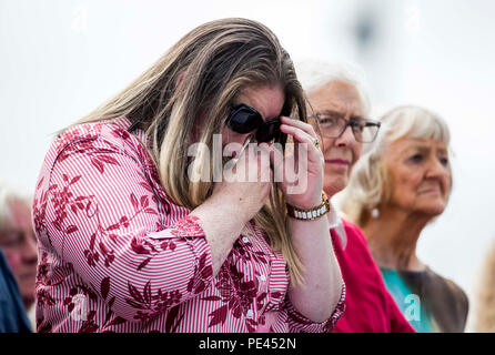 Omagh bomb survivor Donna Marie McGillion presso un inter-confessionale il servizio presso il Memorial Gardens in Omagh per ricordare il bombardamento a Omagh ormai da vent'anni. Foto Stock