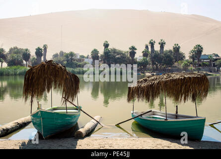 Noleggio barche parcheggio presso la laguna dell'oasi nel deserto: Huacachina, aka "oasi di America'. Ica distretto, Perù. Lug 2018 Foto Stock