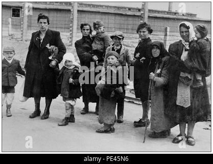 I bambini ebrei DI AUSCHWITZ con le loro madri e nonne arrivano ad Auschwitz-Birkenau. Un campo di concentramento e sterminio nazista tedesco del WW2. I bambini ebrei hanno costituito il gruppo più grande di quelli deportati al campo. Essi sono stati inviati lì insieme agli adulti, a partire dai primi del 1942, come parte della “soluzione finale della questione ebraica”— La distruzione totale della popolazione ebraica d'Europa...il campo di concentramento di Auschwitz era una rete di campi di concentramento nazisti tedeschi e campi di sterminio costruiti e gestiti dal terzo Reich nelle aree polacche annesse dalla Germania nazista durante la seconda guerra mondiale Foto Stock