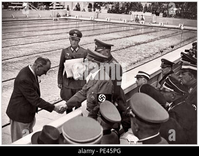 1936 Olimpiadi nazista Adolf Hitler scuote le mani con una piscina olimpionica gazzetta durante il 1936 la Germania nazista Olimpiadi di Berlino: Foto Stock