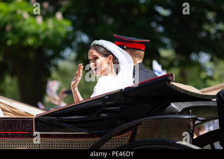 TRH il Duca e la Duchessa di Sussex partecipare nel loro primo giunto carrozza immediatamente dopo il royal wedding nel castello di Windsor. Foto Stock