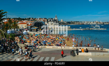 Cascais, Portogallo - Agosto 12th, 2018: affollata spiaggia sabbiosa in Cascais vicino a Lisbona, Portogallo durante l'estate. Questa spiaggia è noto come Praia da Ribeira Foto Stock