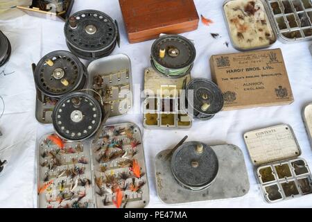 Una collezione di mosche da pesca e altre attrezzature per la pesca a mosca. Hawkhurst, Kent, Regno Unito. Foto Stock