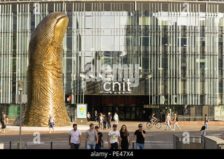 Shopping Mall il CNIT in La Defanse distretto di Parigi con la scultura Le Pouce (pollice, 1965) da César Baldaccini. Foto Stock