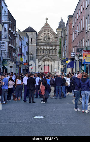 John Kehoe's pub, 9 South Anne Street, Giorno feriale sera bar overflow, Sant'Anna, Dawson Street, la zona di Temple Bar a Dublino, Irlanda 180621 68463 Foto Stock