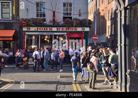 John Kehoe's pub. 9 South Anne Street, Giorno feriale sera bar overflow, zona di Temple Bar a Dublino, Irlanda 180621 68465 Foto Stock