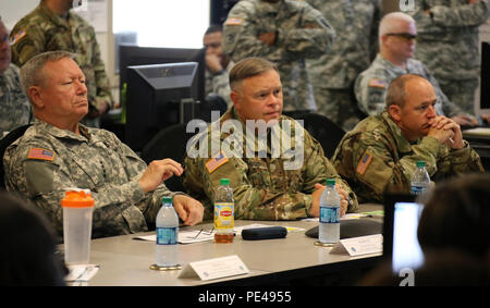 Gen. Frank erba, capo della Guardia Nazionale Bureau (sinistra) sente una forma di briefing soldati nel settore Lotta contro incendi nel centro-nord Washington insieme con il Mag. Gen. Daughery Bret, (centro) l'aiutante generale e Briga. Gen. Wally Turner, (destra) assistente aiutante generale-esercito, Sett. 2, 2015. L'erba si è recata in visita a Washington per incontrare con lo stato di leadership su una varietà di argomenti come pure partecipare a un municipio incontro all'indirizzo guardie la sua preoccupazione. (U.S. Esercito nazionale Guard foto di Sgt. 1. Classe Jason Kriess//rilasciato) Foto Stock