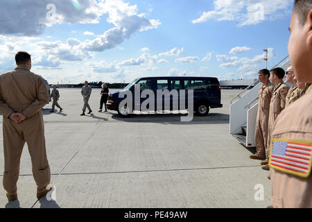 Travis Air Force Base in California redeployers attendere per salutare Airman 1. Classe Spencer Stone sett. 3, 2015, a Ramstein Air Base, Germania. La pietra e il redeployers defunti Ramstein per tornare negli Stati Uniti Durante il periodo di vacanza, pietra contribuito a fermare un bandito a bordo di un trenino guidato da Amsterdam a Parigi. (U.S. Air Force foto/Senior Airman Timothy Moore) Foto Stock