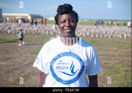 Stati Uniti Esercito Sgt Master. Celestino Jackson, Pacific Health comando carriera senior counsellor, partecipa alla casa di Fisher eroe e ricordo correre, camminare o rotolo evento tenutosi a Ford Island in onore di caduti i membri del servizio sett. 5, 2015, in corrispondenza del giunto di base Harbor-Hickam perla, Hawaii. "Il mio primo anno di venire qui è stata per me un occasione per rendere omaggio a quei soldati che hanno spianato la strada per noi e che hanno pagato il sacrificio estremo,' Jackson ha detto. " Il primo anno quando ci sono state mettendo le foto su scarponi, circa alla trentesima boot in, ho avuto da un amico personale di boot ed è stato proprio così schiacciante Foto Stock