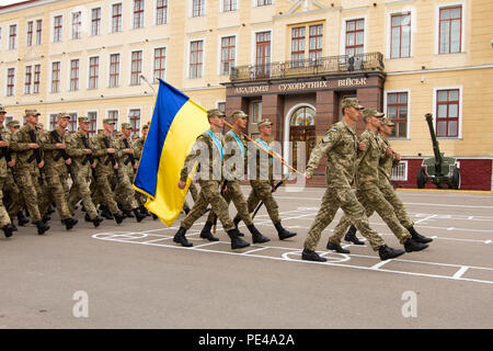 Primo anno di cadetti con l'Ucraina Accademia Militare di marzo con la bandiera nazionale durante un giuramento nella cerimonia sett. 5, 2015, in Leopoli, Ucraina. I paracadutisti con gli Stati Uniti Dell'esercito 173rd Brigata Aerea ha partecipato alla cerimonia come una dimostrazione di sostegno per il loro partner nazione. I paracadutisti sono in Ucraina per la seconda delle diverse rotazioni pianificate per il treno dell'Ucraina neo-costituita la guardia nazionale come parte di intrepida custode, che è programmato per ultimo a novembre. (U.S. Esercito foto di Sgt. Alexander Skripnichuk, xiii Affari pubblici distacco) Foto Stock