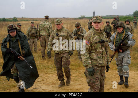 Il cap. Christopher Salisbury (secondo da destra) e la seconda a sx Ivan Ivashchenko (secondo da sinistra), istruttori per gli Stati Uniti Dell'esercito 173rd Brigata Aerea, osservare i soldati con la nazionale ucraina di protezione come iniziano una blank-incendi esecuzione pratica in preparazione per il plotone live-formazione antincendio sett. 4, 2015, come parte di intrepidi del tutore in Yavoriv, Ucraina. Plotone live-fire training è l'ultimo passo per le guardie prima di culminare, due giorno, campo di esercizio che si prova di tutto ciò che hanno appreso nelle settimane precedenti. Paracadutisti da 173rd Abn. Bde. sono in Ucraina per il secondo di sev Foto Stock