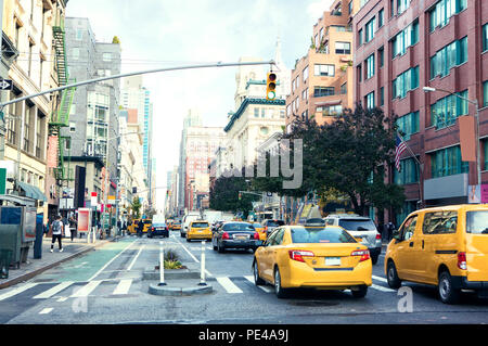 Il traffico su Manhattan avenue ( Ladies Mile storico quartiere) nelle ore diurne, New York City, Stati Uniti. Tonica immagine. Foto Stock